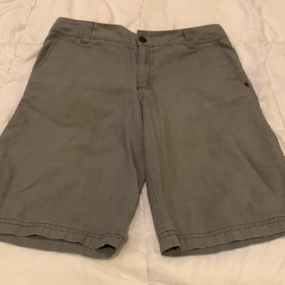 Shawn White gray shorts and a red T-shirt - Picture 2 of 4